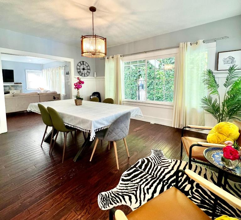 Hollywood house with parking - walk to attractions - B&B Los Angeles