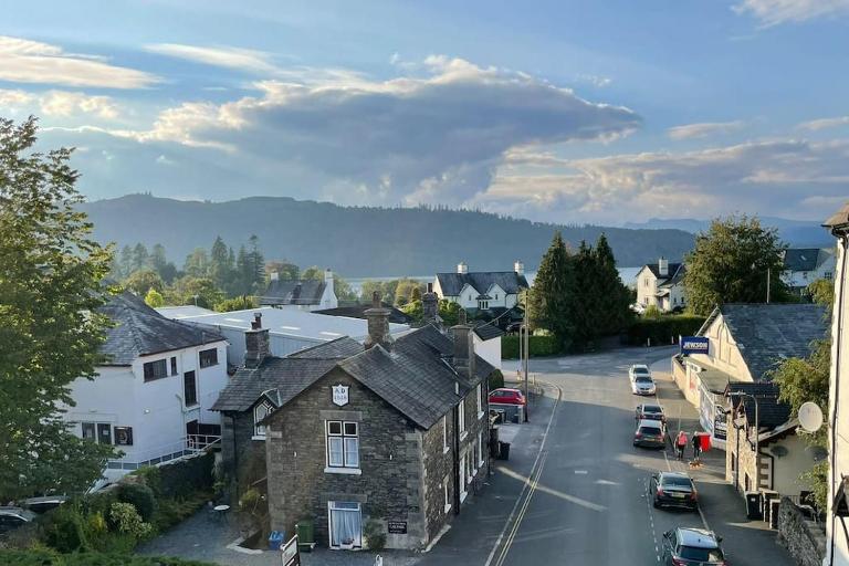 Perfectly Located, Central Bowness Flat With Free Parking and Lake Views - B&B Windermere