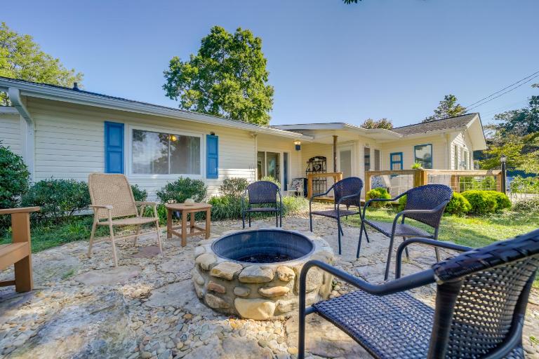 Serene Lake Junaluska Gem: Deck & Mountain Views - B&B Lake Junaluska