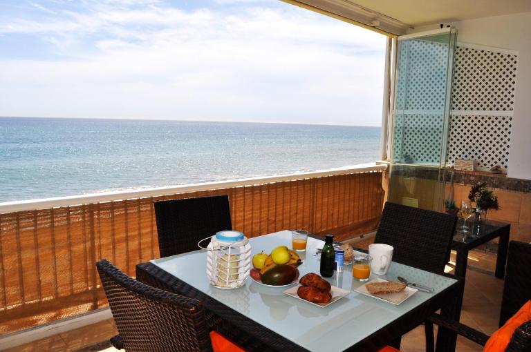 Magnificent Front Sea Views Apartment - Ferienwohnung Estepona