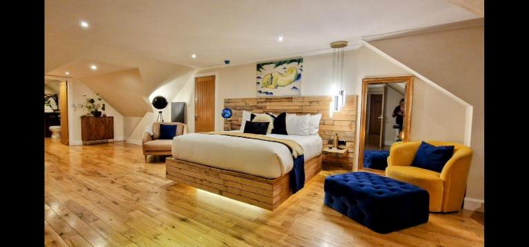 The Sleeping Dog Room at The Grumpy Schnauzer BnB Huge Room, Luxe Suite, Private Hot Tub, Breakfast, Gym, Games Room, Farm Stay, Amazing - B&B Airdrie