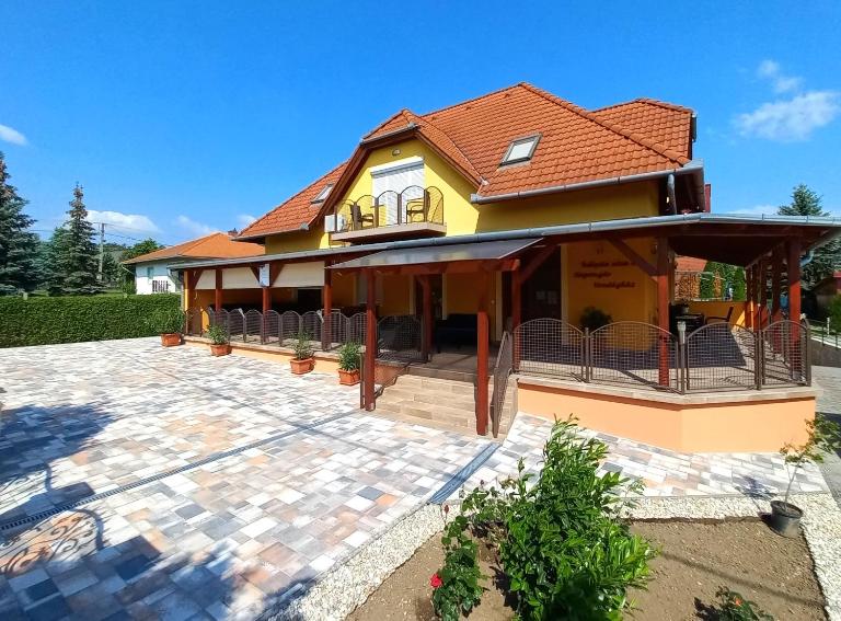 Napsugár Vendégház-Apartman - B&B Vonyarcvashegy