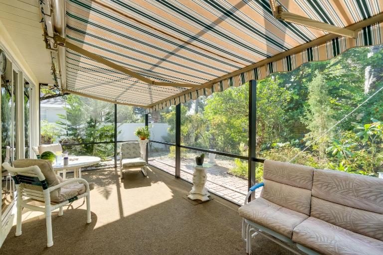 Yard & Lanai: Sun-Soaked Venice Escape! - B&B Venice