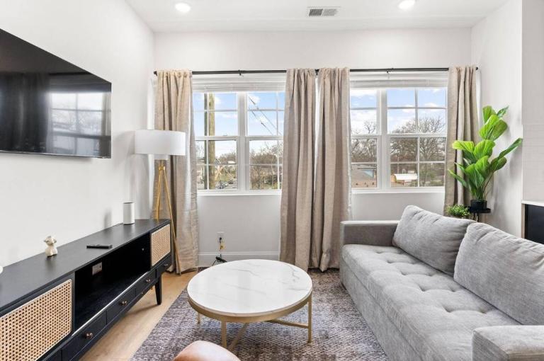 Condo Near Downtown Broadway & Stadium - Free Parking - Chambres d'hôtes Nashville