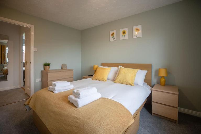 Hereford - Woodpecker House - Comfortable Modern House Located in South Hereford - Sleeps 6 - Perfect for Accessing Hereford Enterprise Zone in Rotherwas - Hosted By RENTMYHOUSE - B&B Hereford