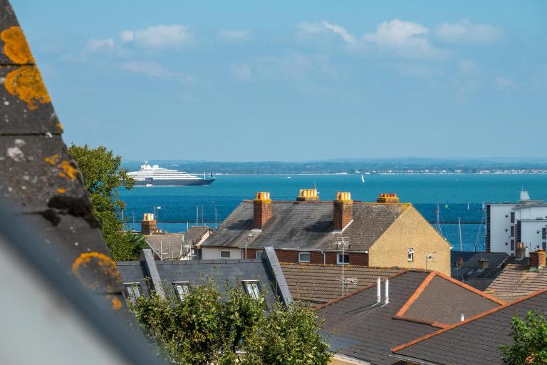 3 BR Central Cowes, Sleeps 8, Sea Views, free parking, ferry voucher LONG TERM DEALS AVAILABLE - Chambres d'hôtes Cowes
