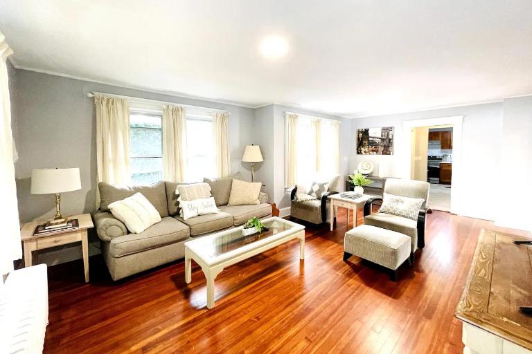 Modern Home off I-95 Perfect for Families & Business Stay with Ample Parking - B&B Stamford