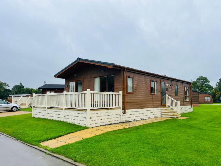 Rowan Lodge with Hot Tub - B&B Malton