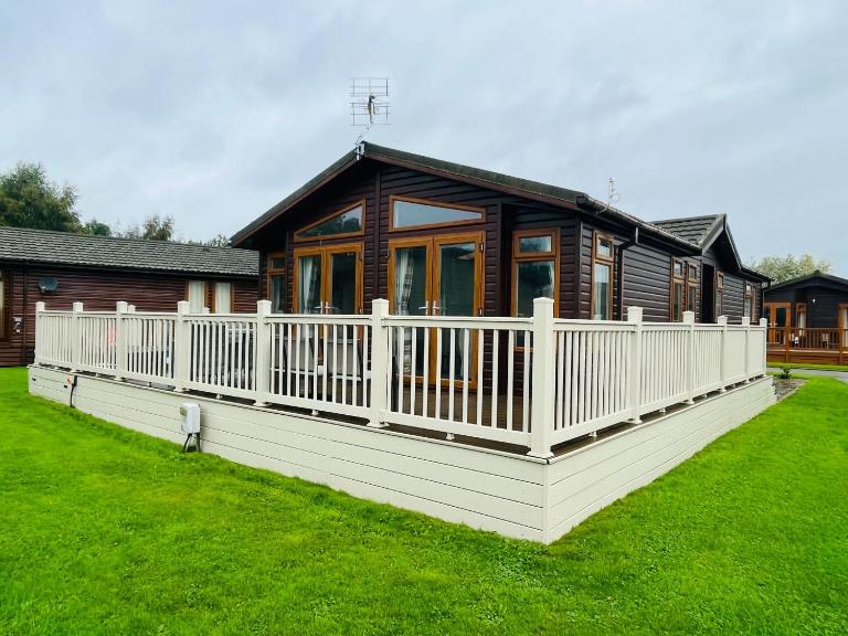 Crystal Lodge with Hot Tub - B&B Malton