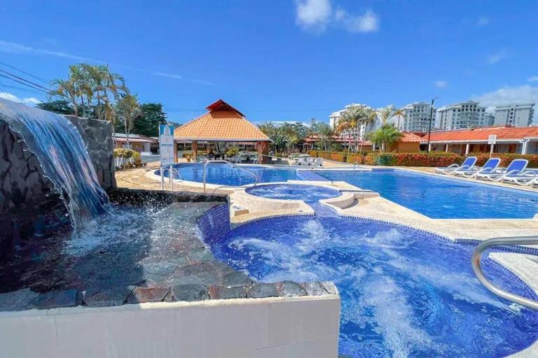 Villa Paraíso banano 9, near to the beach & Pool - Chambres d'hôtes Jacó