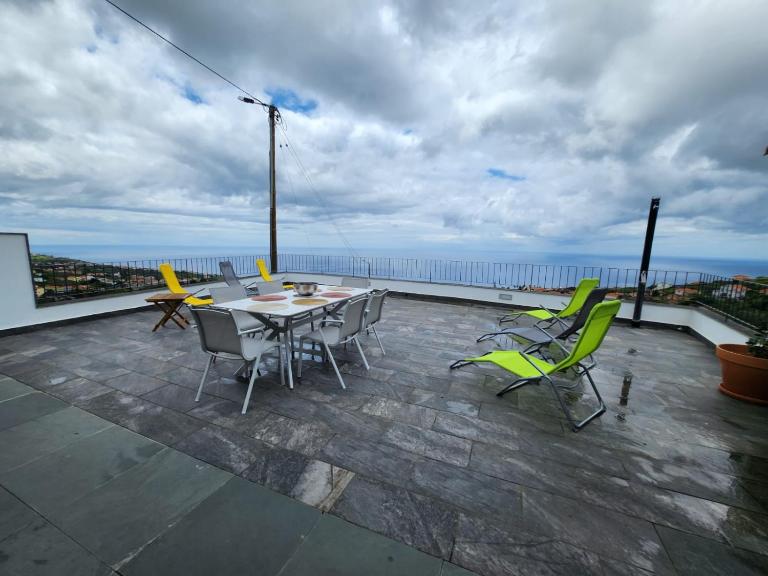 Blue Horizon, Sea and Mountain view - Bed and Breakfast Estreito da Calheta