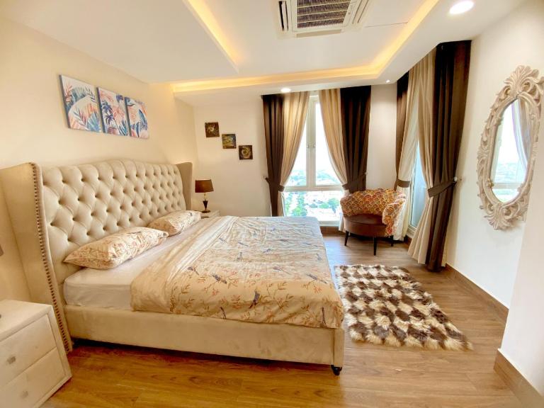 Luxury Apartment with Balcony in Gold Crest, DHA - Skyview Suite - Bed and Breakfast Lahore