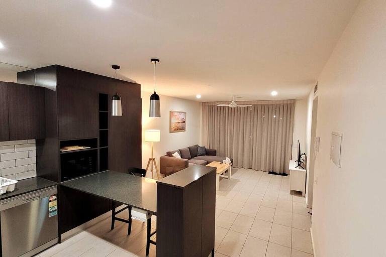 Modern Waterfront Apartment - Bed and Breakfast Kawana Waters