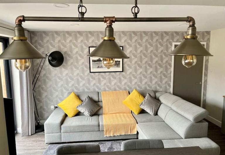 Modern 2BR Flat in Sale - Peaceful Stay in M33 - Great Transport Links - B&B Broadheath