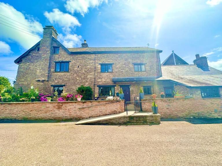 16th Century Farm House,6 Beds,5 BATHROOMS,SLEEPS 15,BBQ,HOT TUB,CINEMA ROOM WITH SURROUND SOUND,With Cymru Holidays - B&B Llangwm