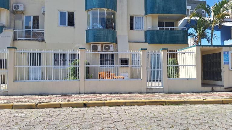 Apto terreo frente com 2 qtos a 200 mt praia Bombas - B&B Bombinhas