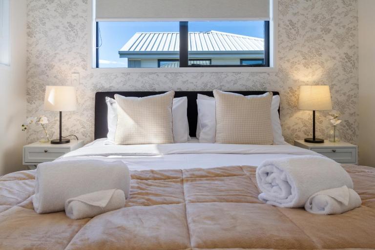 New Brighton Beachside Stay - Near He Puna Pool - B&B Christchurch