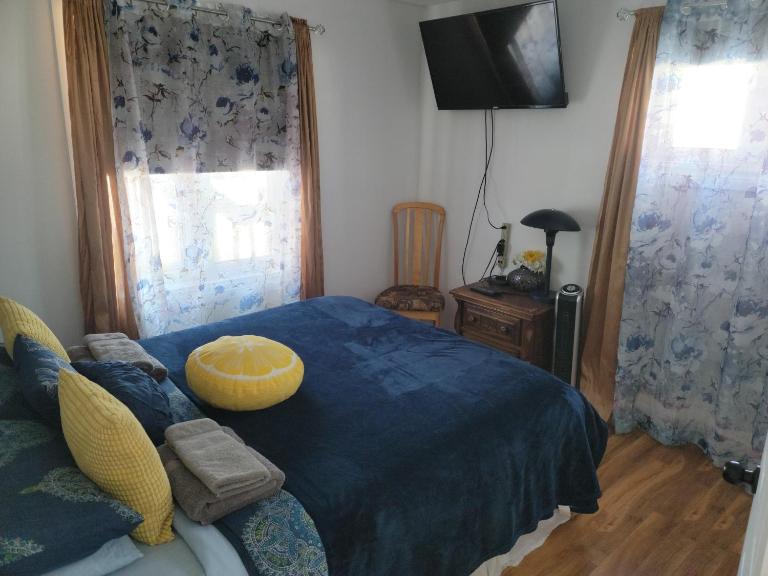 Cozy quiet place next to hwy smart tv+wifi+netflix - Chambres d'hôtes Edmundston