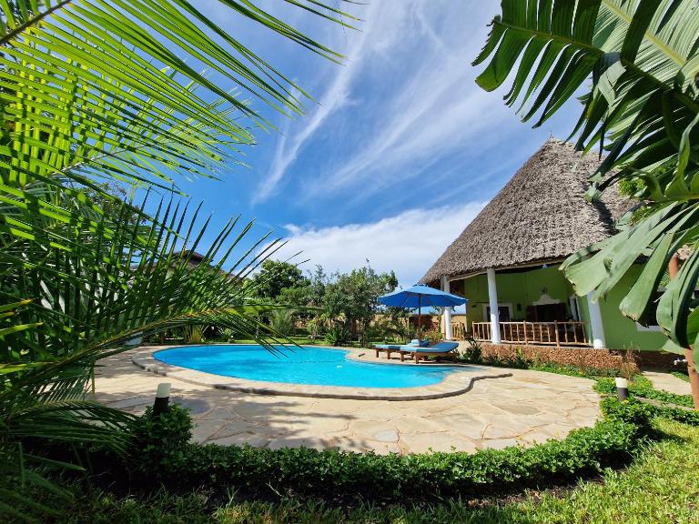 Paradiesische Villa Maisha Mazuri mit Pool. Terrasse und Personal - B&B Diani Beach