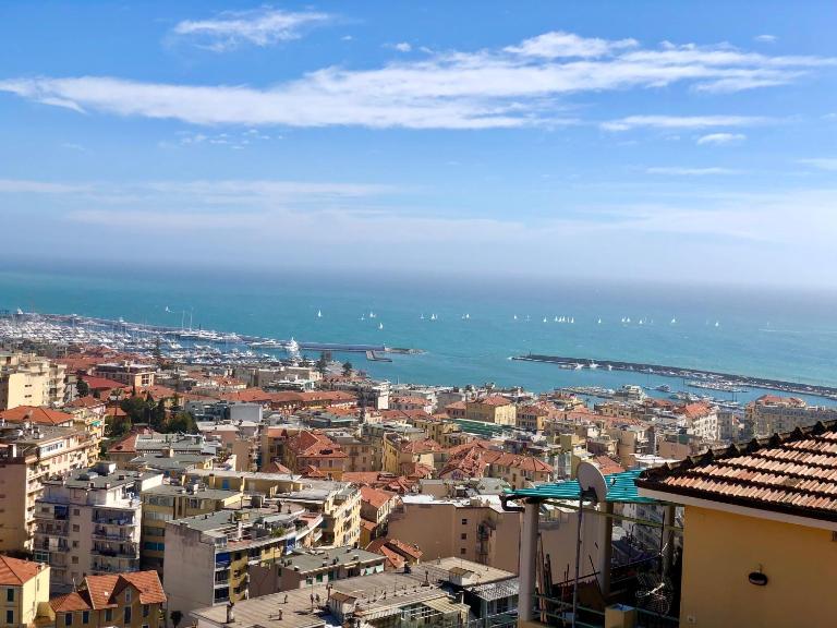 Casa Sandra - Sanremo sea view, with garage - Chambres d'hôtes Sanremo