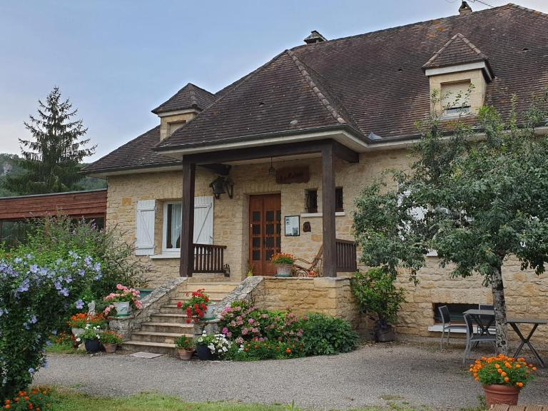 Great house- swimmingpool and jacuzzi -10km from Sarlat La Caneda - Ferienwohnung Vézac