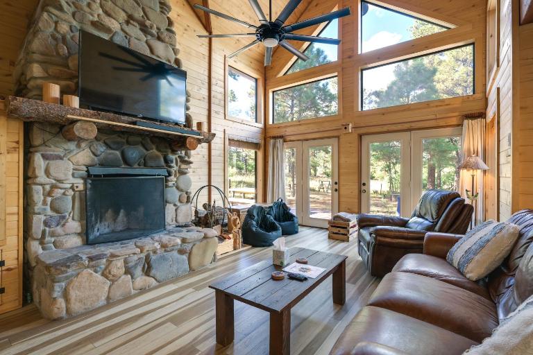 Spacious & Quiet Pagosa Springs Cabin w/ Deck! - Ferienwohnung Pagosa Springs