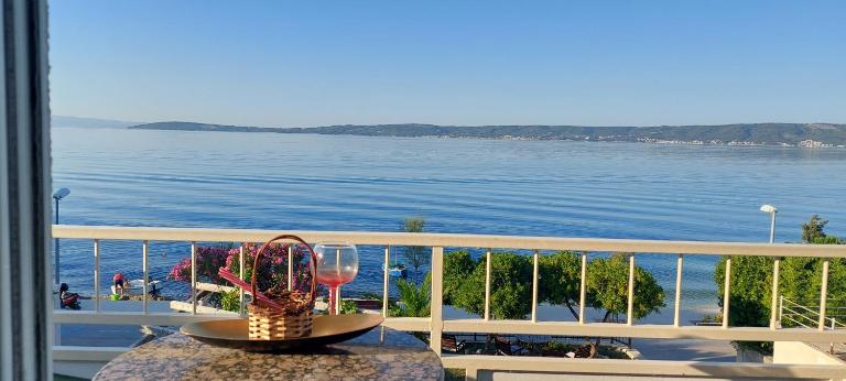 Apartman ll s pogledom- odmor za dušu i tjelo između Splita i Trogira-Dalmacija - Bed and Breakfast Kutleše
