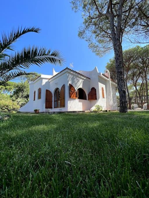 Villa immersa nel verde a 150mt dal mare adiacente al Forte Village Resort - B&B Fort Village