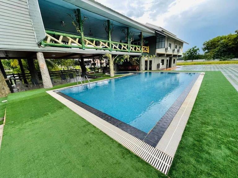 Lakefront Tree Escape in Buriram, Thailand - B&B Buri Ram