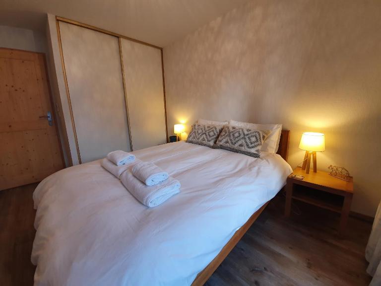Le Clos B11 - 3 bedroom apartment 5 minutes walk to the square - B&B Samoëns