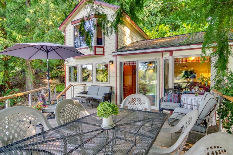 Lakefront Snohomish Cottage w/ Private Dock! - B&B Snohomish