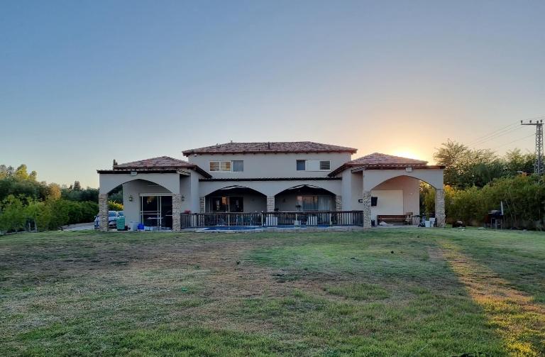 Villa with a pool in a beautiful garden - Ferienwohnung Tal Schachar