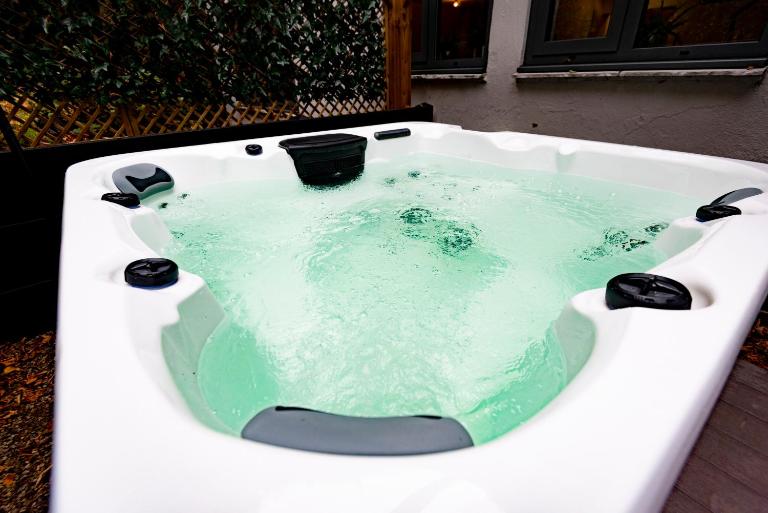 The Leeds Gathering - Hot Tub - EV Charging - Bed and Breakfast Leeds