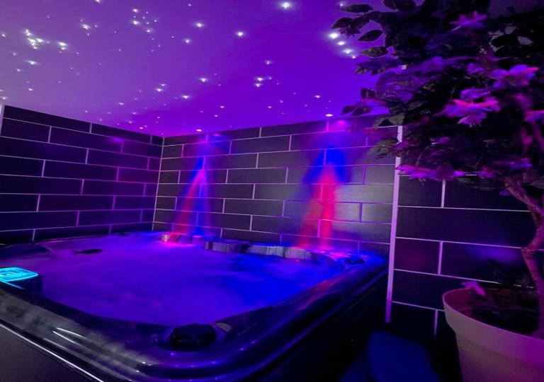 BLŌM Suite romantique, spa privé & salle de massage, petit dej inclus - B&B Guesnain