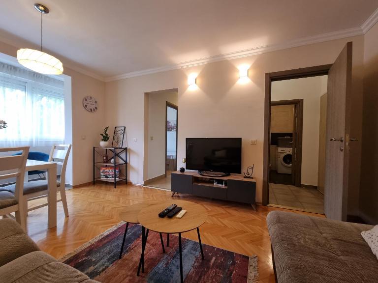 Cozy Central Apartment next to Bus and Train Station - Ferienwohnung Podgorica