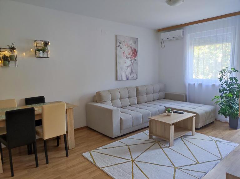 Alacaster apartment with PRIVATE PARKING - Chambres d'hôtes Novi Sad