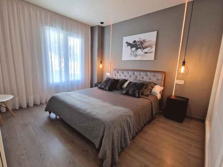 Emerald Apartment - Spacious Modern 2 Bedroom - Chambres d'hôtes Benalmádena