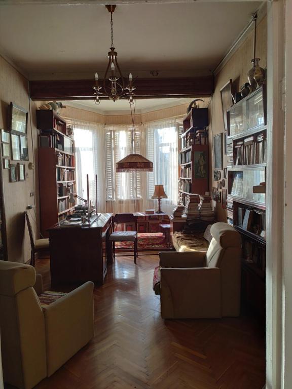 White Hotel Guesthouse - Bed and Breakfast Zugdidi