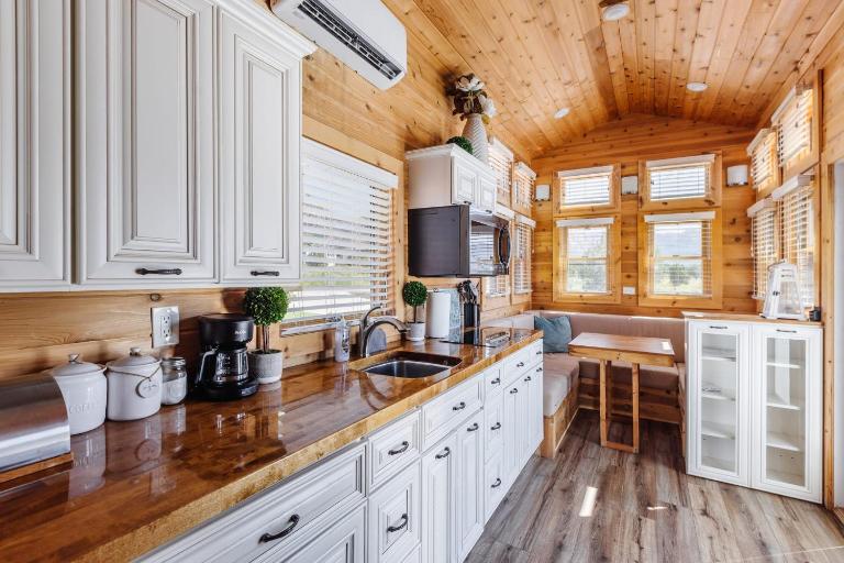 Couples Escape Near Zion, Pet Friendly - B&B Apple Valley