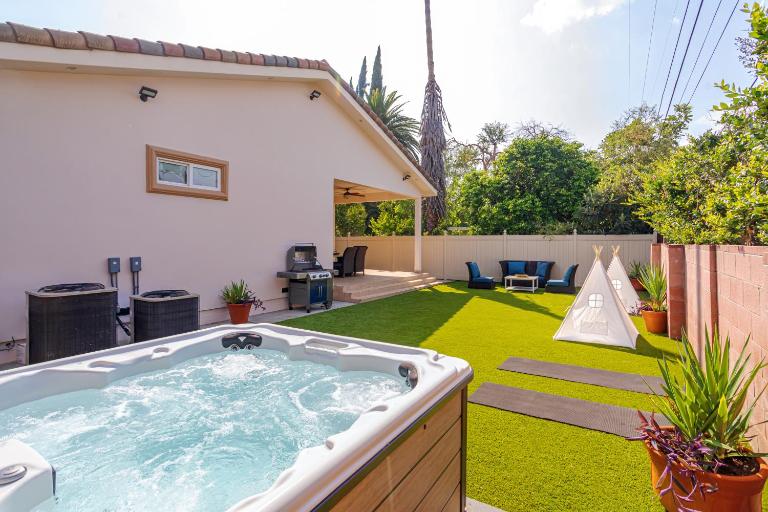 Regal 4 bed with hot tub close to Universal sleeps 15 - B&B Los Angeles