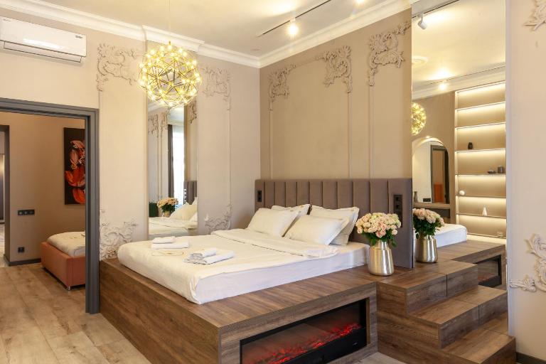 Royal apartment on Gorodotska 33 street - Bed and Breakfast Lviv