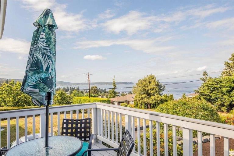 Charming beach home with Ocean & Mt. Baker View - B&B Camano