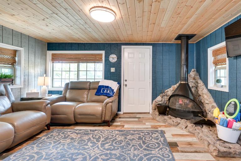 Kingston Cabin Rental: Walk to Lake Texoma Beaches - Bed and Breakfast Shay