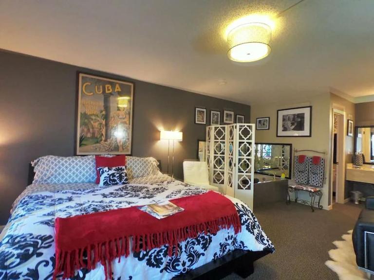 Jacuzzi Suite 204 - Tradewinds - B&B Eureka Springs
