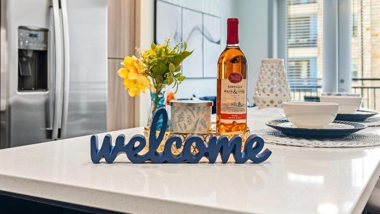 Cozy Retreat-Free Reserved Parking-Pool - B&B Addison