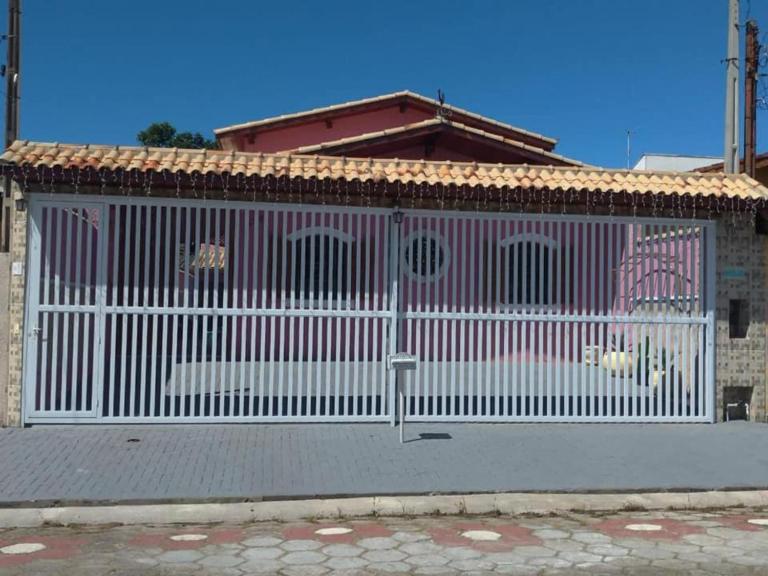 Casa Rosa de Peruíbe - Casa de Temporada 3 dormitórios, 10 hóspedes, piscina, wi-fi, netflix, 800 metros da praia - B&B Peruíbe