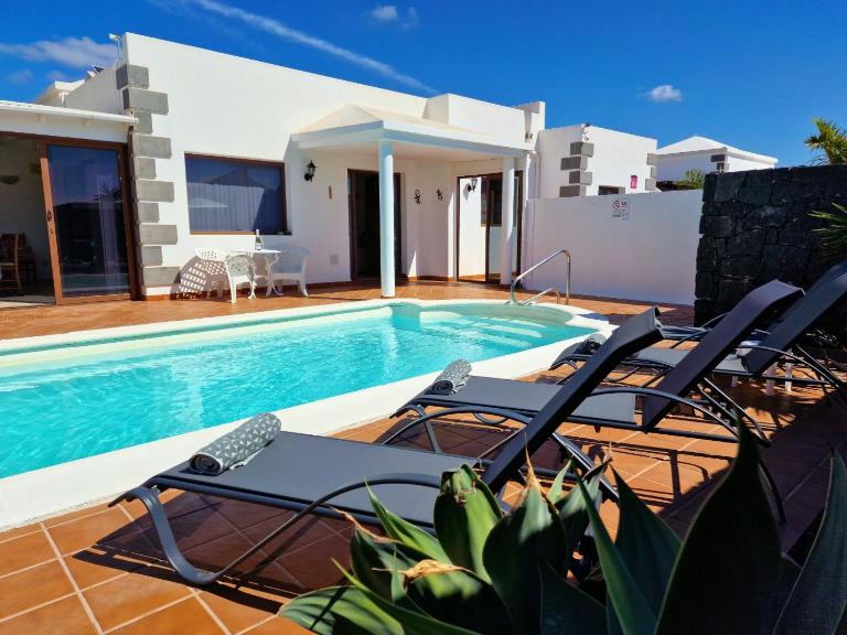 Casa Lagarto heated pool aircon central Playa Blanca - B&B spiaggia di Blanca