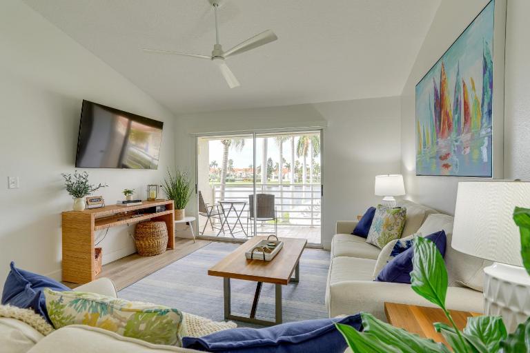 Sunny St Pete Getaway with Shared Pool & Hot Tub - B&B St. Petersburg