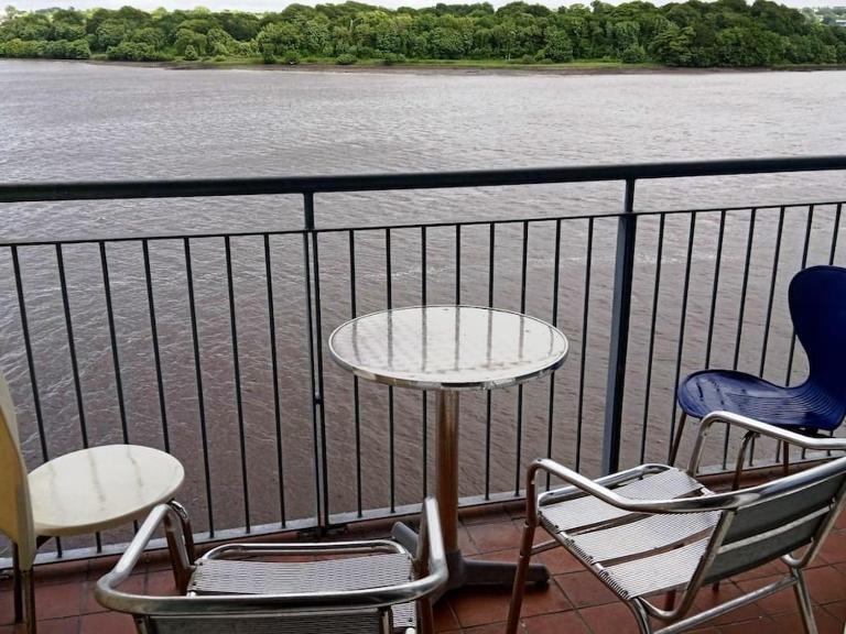 penthouse on the river foyle. foyleview apartments - B&B Londonderry