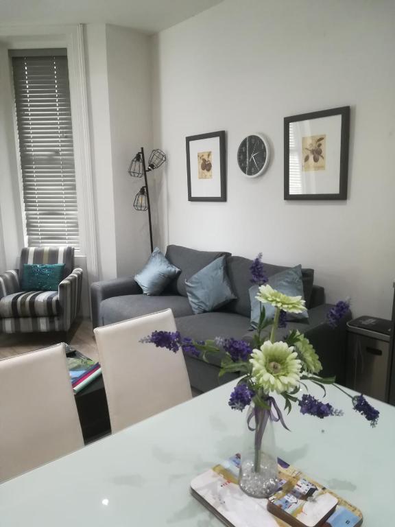 Stylish Apartment in Victorian Conversion FREE PARKING & PRIVATE PATIO Close to Beach Town Centre & BIC - Chambres d'hôtes Bournemouth
